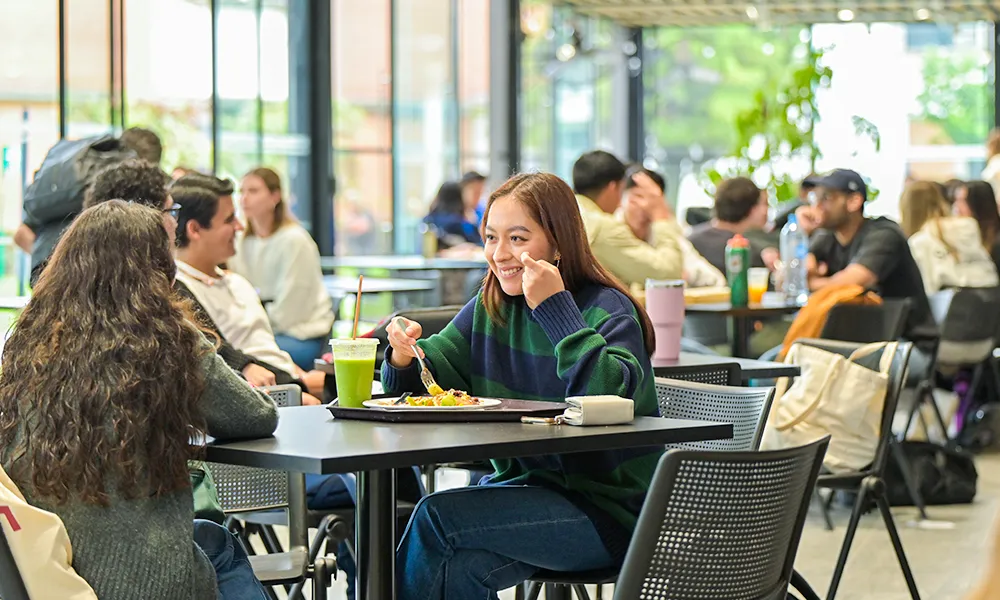14:00 h — Comes con amigos en el campus.